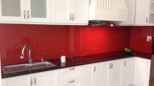 Kính ốp bếp màu đỏ cho căn bếp hiện đại