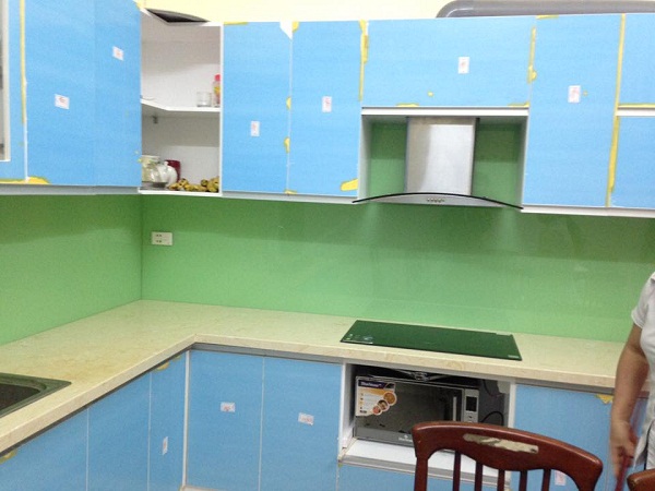 Làm đẹp căn bếp với kính màu ốp bếp xanh cốm kim sa