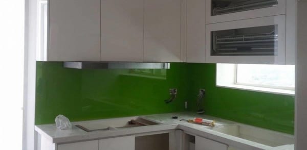 Kính ốp tường bếp màu xanh lá
