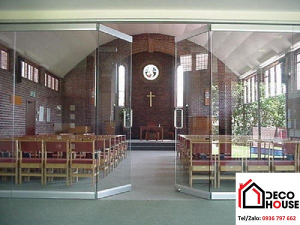 Mẫu cửa kính cường lực tại nhà nguyện nhà thờ