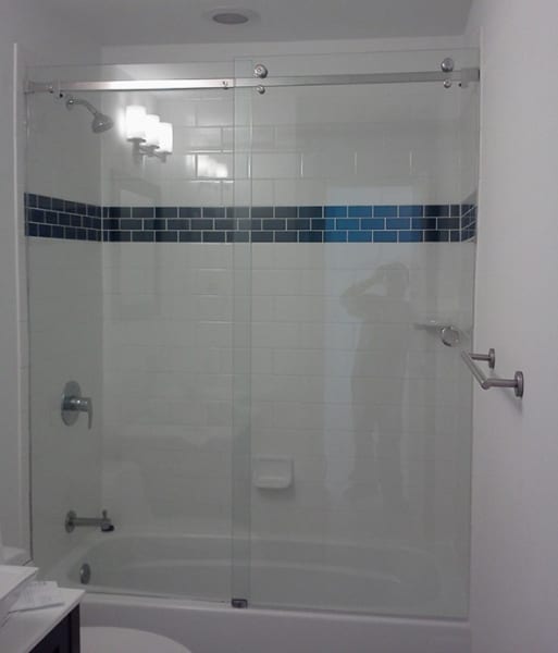 Vách tắm kính trượt treo tạo sự thoải mái khi sử dụng phòng tắm