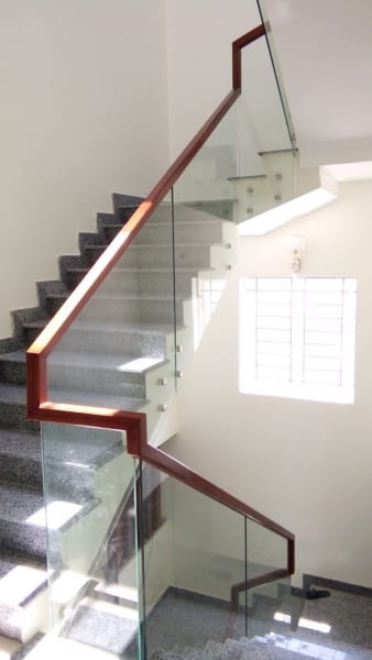 Giá cầu thang kính và các mẫu cầu thang kính thông dụng