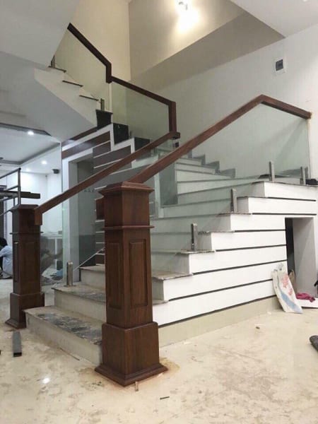 Giá cầu thang kính và các mẫu cầu thang kính thông dụng