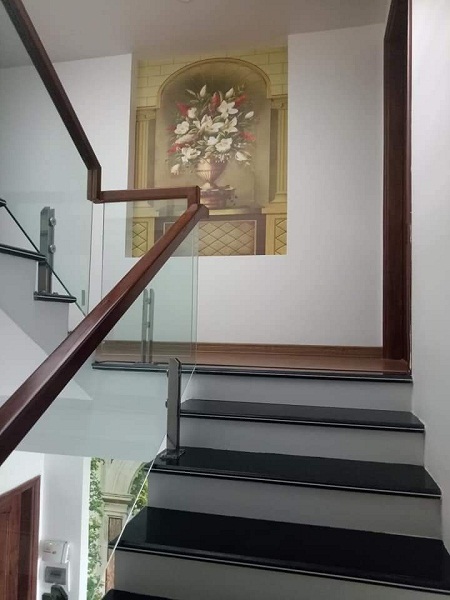 Giá cầu thang kính và các mẫu cầu thang kính thông dụng