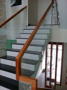 Có nên dùng lan can cầu thang kính không trụ không?