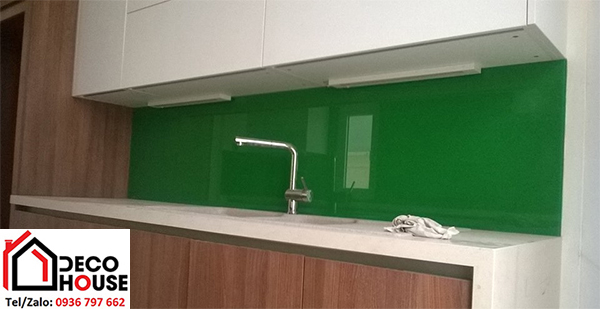 Mẫu kính ốp tường bếp xanh lá đẹp