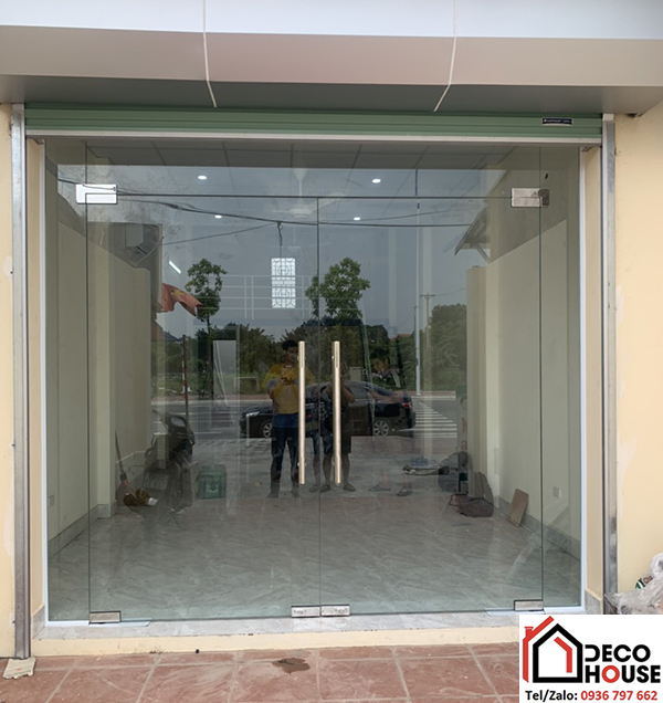 Làm cửa kính cường lực bản lề sàn 2 cánh