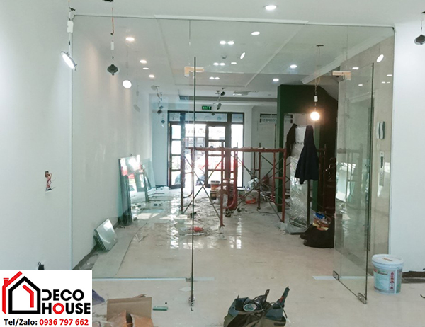 Lắp cửa kính cường lực bản lề sàn