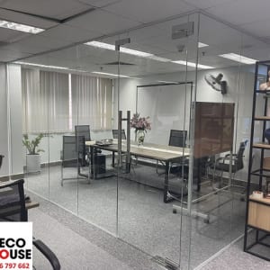 Vách ngăn kính cường lực