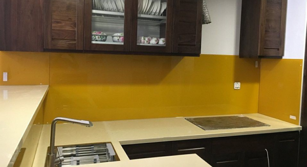 Kính màu ốp tường bếp màu vàng thư đẹp