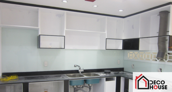 Thi công kính ốp tường bếp màu trắng kim sa cho không gian bếp tràn đầy ánh sáng
