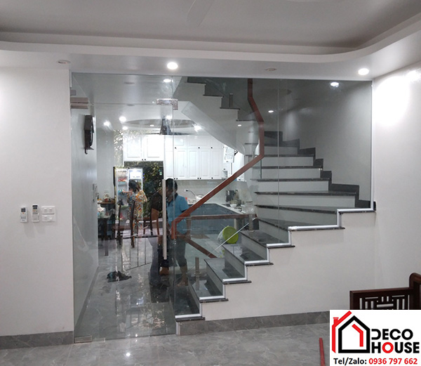 Cửa kính bản lề sàn khu vực cầu thang