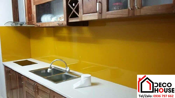 Mẫu kính ốp tường bếp màu vàng thư