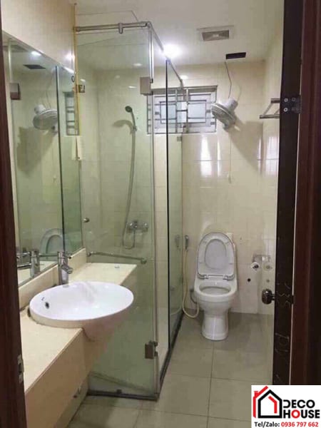 Phòng tắm vách kính cường lực vuông góc