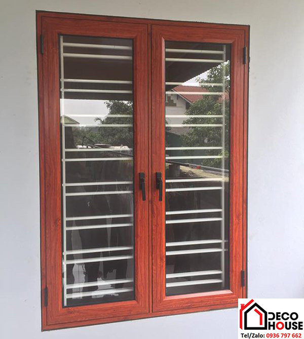 Cửa sổ 2 cánh mở quay nhôm kính vân gỗ