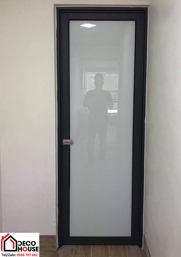 Cửa nhôm Việt Pháp 1 cánh màu đen mở quay phòng ngủ