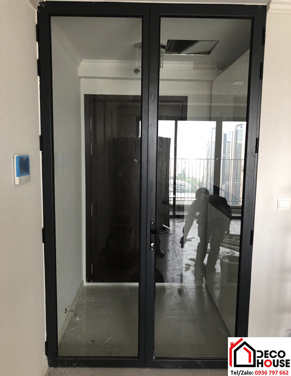 Cửa nhôm Việt Pháp màu đen 2 cánh mở quay đẹp