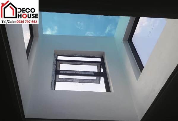 Cửa sổ giếng trời sử dụng hệ nhôm Việt Pháp màu ghi