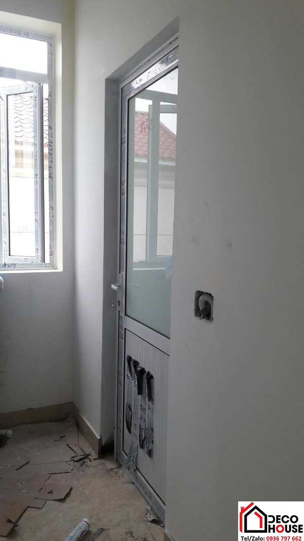 Lắp đặt cửa nhôm Việt Pháp 1 cánh cho WC