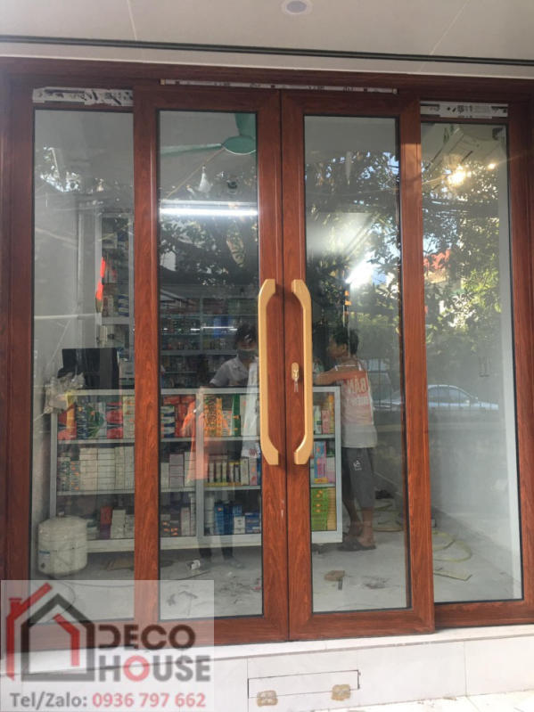 Mẫu cửa nhôm kính trượt quay 4 cánh màu vân gỗ sang trọng