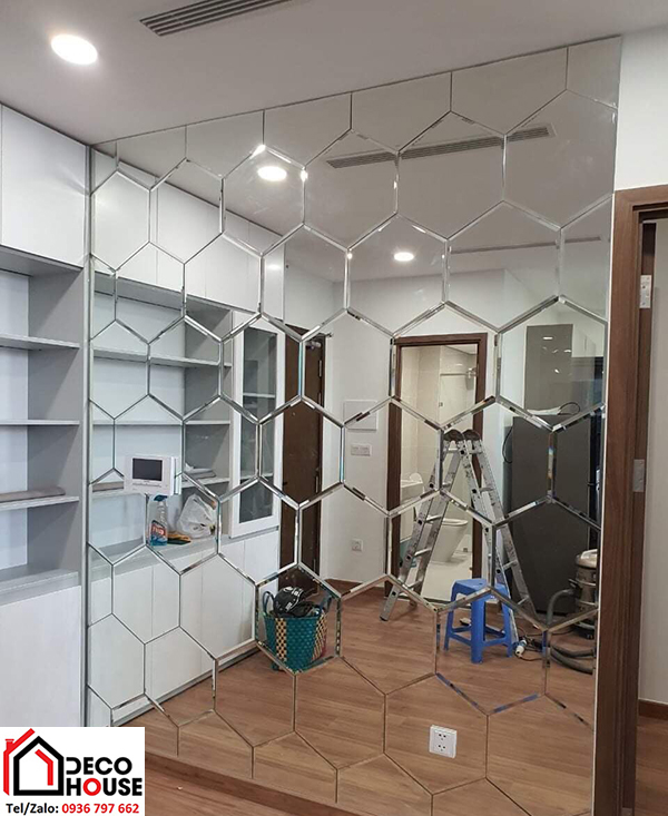 Thi công gương dán tường lục giác phòng khách đẹp tại Hà Nội