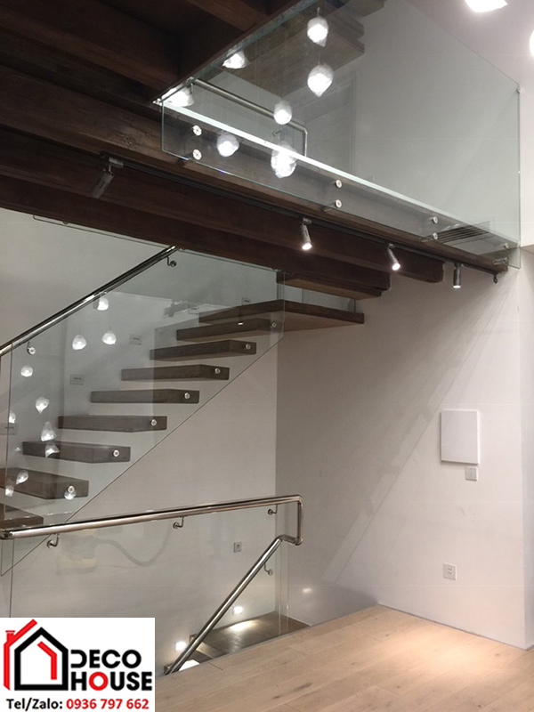 Lan can cầu thang kính cường lực tay vịn inox