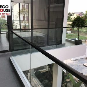 Lan can kính ban công mặt tiền