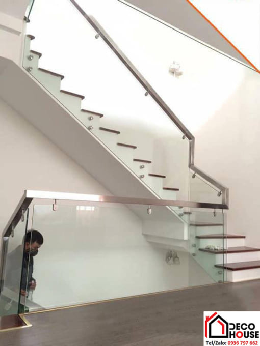 Lan can kính cầu thang tay vịn inox
