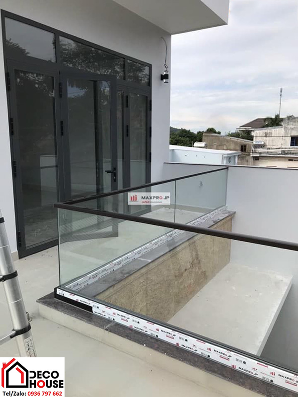 Lan can kính cường lực u inox màu đen