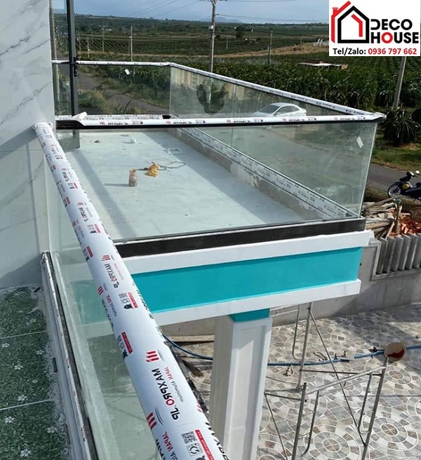 Lắp lan can kính cường lực ban công sân thượng