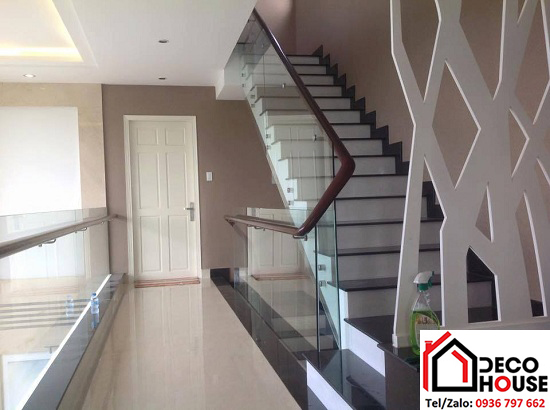 Mẫu cầu thang kính bắt hông tay vịn gỗ