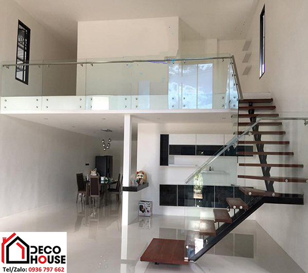 Mẫu cầu thang kính inox nhà ống