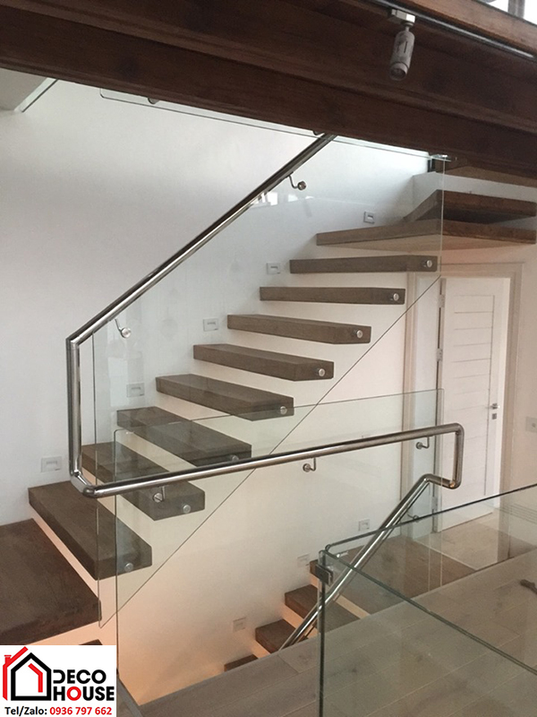 Thi công cầu thang kính tay vịn inox không trụ