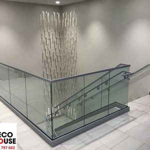 Vách kính cầu thang màu xám khói