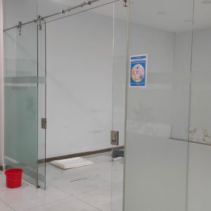 Vách kính cường lực văn phòng cửa lùa