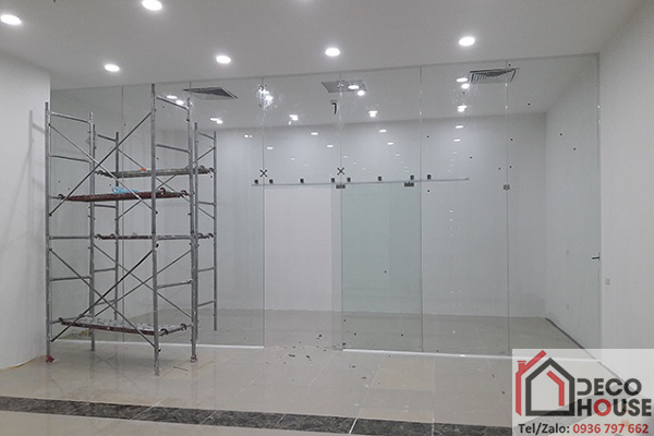 Vách và cửa kính cường lực văn phòng