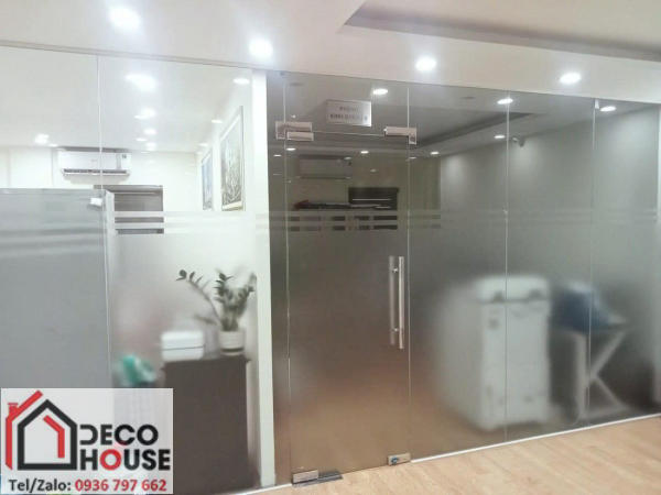 Làm tường kính cường lực ngăn phòng tại Hà Nội