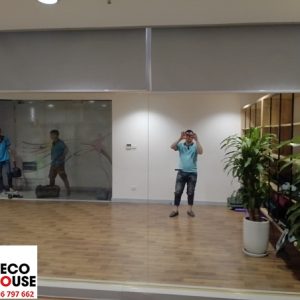 Lắp đặt gương dán tường phòng tập khổ lớn
