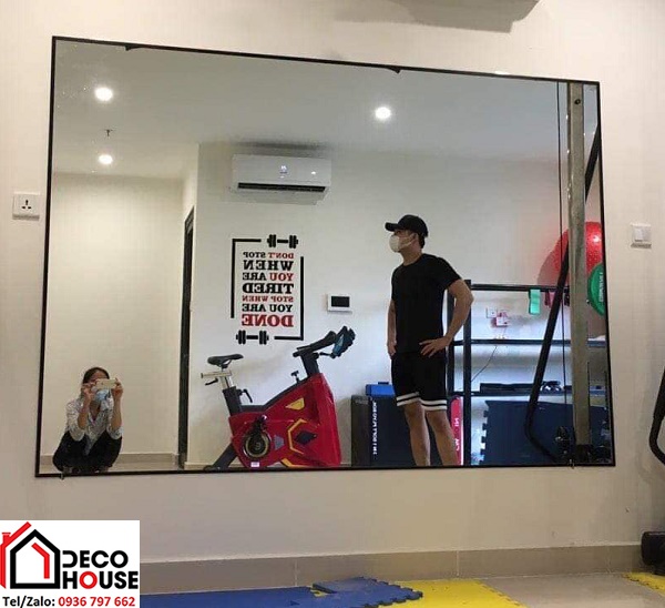 Lắp gương khổ lớn dán tường phòng khách