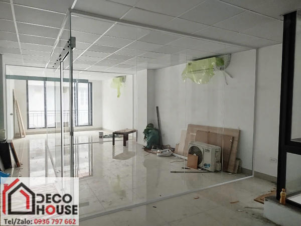 Mẫu tường kính cường lực ngăn phòng đẹp