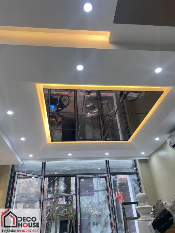 Thi công trần gương phòng khách có đèn LED