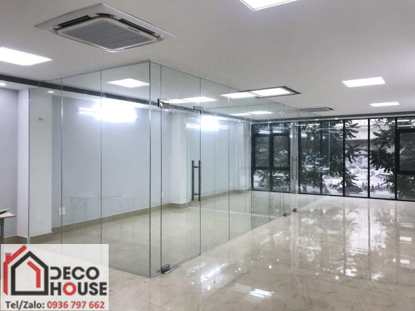 Vách ngăn kính cường lực khổ lớn
