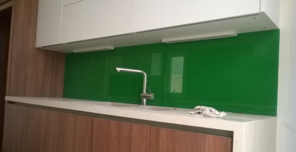 Kính màu ốp tường bếp xanh lá