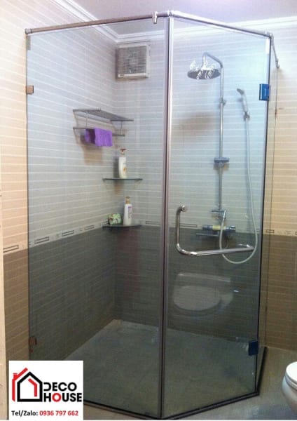 Phòng tắm kính vát góc đã trở thành xu hướng phổ biến trong thiết kế nội thất. Và năm 2024 này, bạn sẽ được trải nghiệm một không gian tắm đầy sang trọng và hiện đại với phòng tắm kính vát góc. Bạn sẽ có cảm giác thư giãn và tận hưởng sự riêng tư khi tắm với ánh sáng tự nhiên chiếu sáng vào phòng tắm.